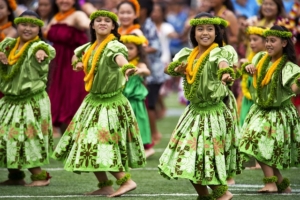 Moving between the Hawaiian islands will help you learn more about the local culture.